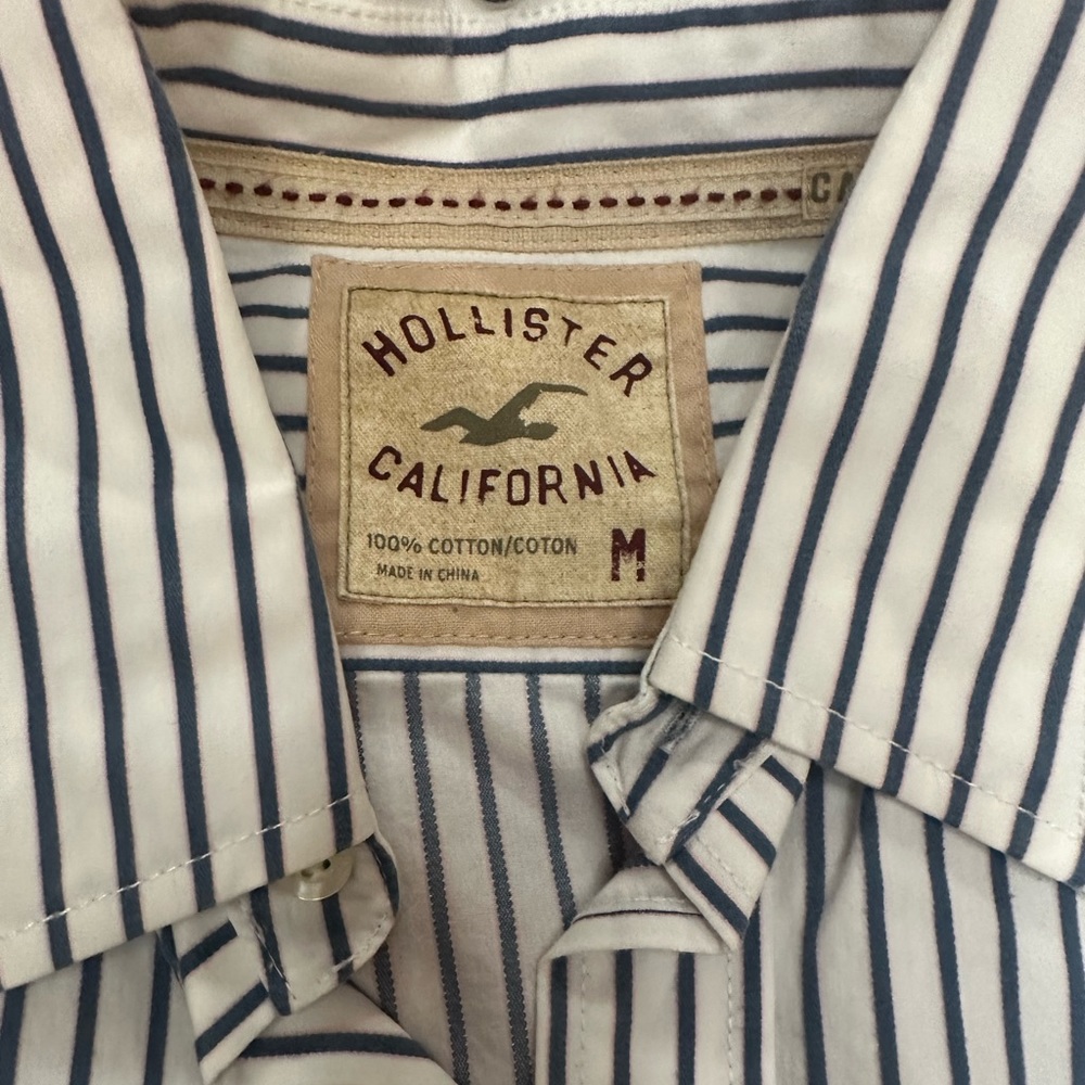 Hollister size medium button up - Picture 4 of 4